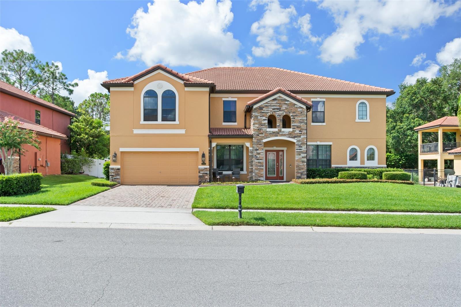 2926 FALCONHILL DR